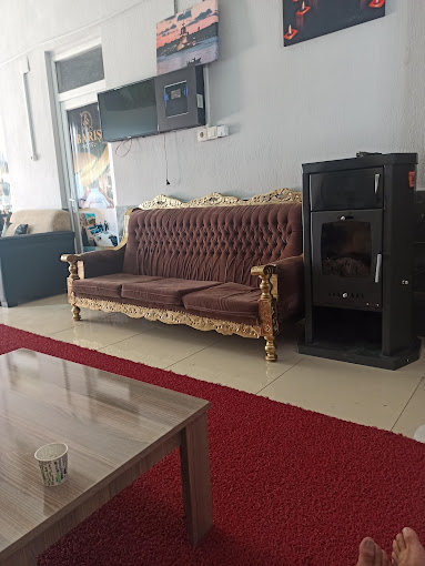 Barış Hotel'in ortak oturma ve karşılama alanı
