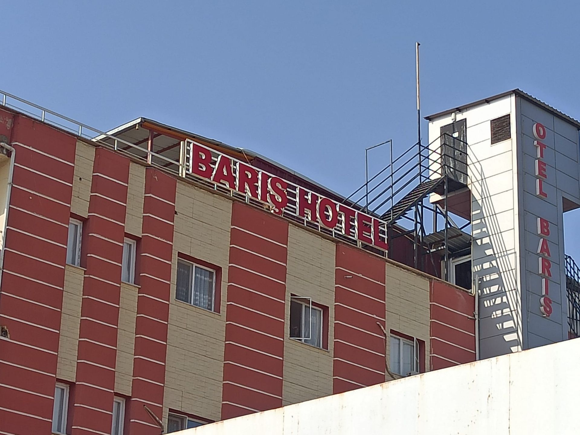 Alaşehir Barış Hotel binasının gündüz görünümü