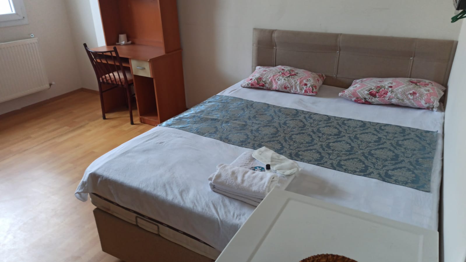 Alaşehir'de aile konaklaması için Barış Hotel oda görünümü